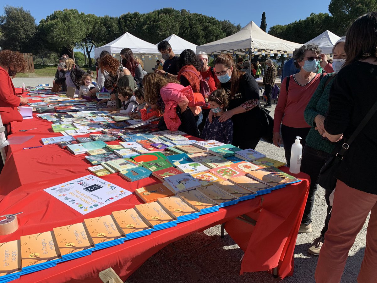 Ibbycat_Consell's tweet photo. #MunicipiLector celebra 10 anys a Lliçà de Vall. A la plaça hi és tothom: l’ajuntament , les escoles, les entitats i una @biblioldv sense la qual res d’això seria possible. Tot un poble unit per la lectura, compromès en garantir el dret de tots els infants a la literatura. https://t.co/7gV8JDz5DQ