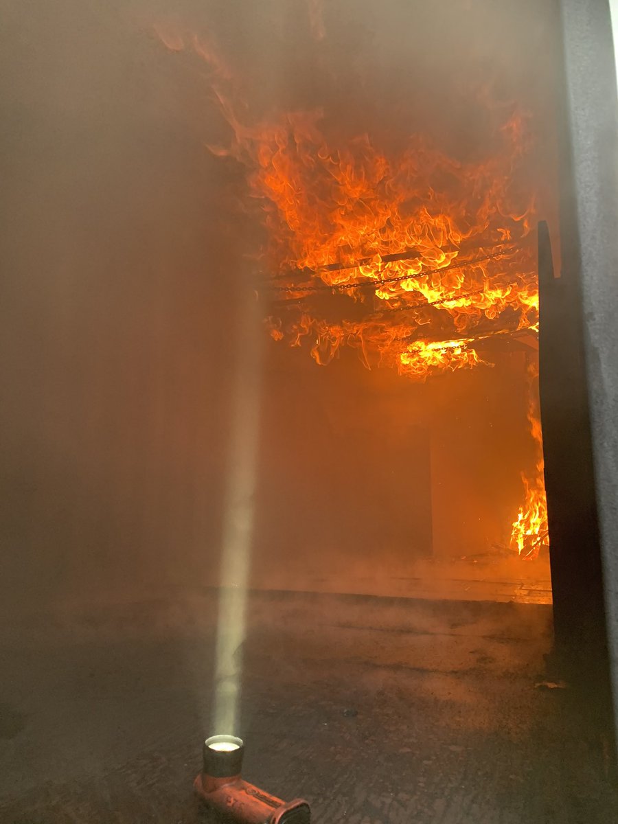 Vandaag wederom mooie bijscholingsdag voor instructeurs gehad. Laatste inzichten in de basisprincipes van brandbestrijding staan centraal.