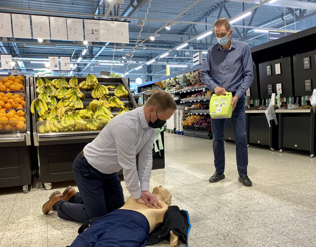 AnttiHeikkinen's tweet photo. Tämän viikon hyvä uutinen oli kun saatiin @LahiTapiola_VS:n kanssa yhdessä hankittua kaikkiin @turunosk  kauppoihin deffat ❤️
Kiitos myös @OlliAakula hyvästä kimppaharjoituksesta. #ässätekoja #elämänturvaa https://t.co/O755wKfahi