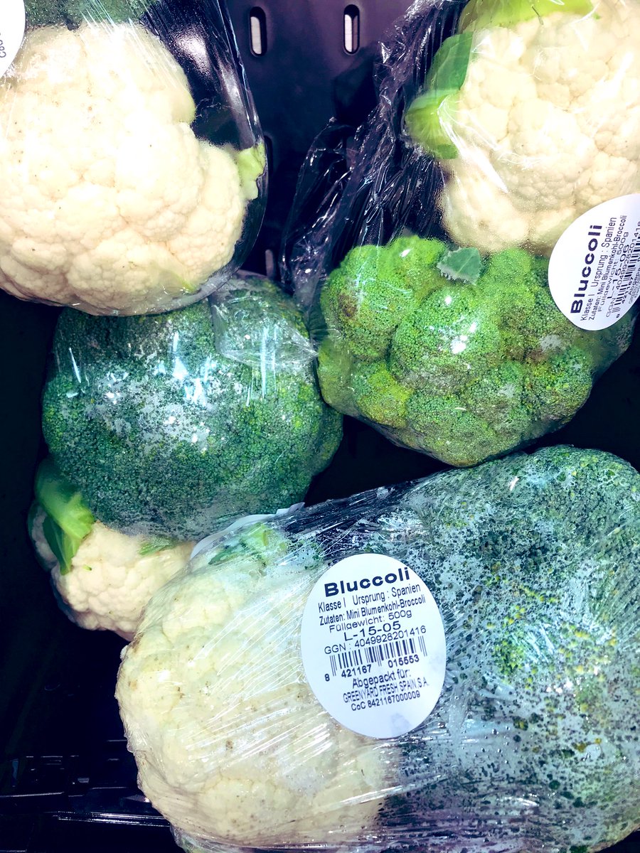 Bluccoli?! Sorry, <a href="/REWE_Supermarkt/">REWE</a>, aber irgendwann ist doch mal Schluss. Entweder ich wähle Broccoli oder Blumenkohl oder ich kaufe beides - am liebsten übrigens jeweils unverpackt! Das Bild dokumentiert den ganzen Irrsinn der Lebensmittelindustrie eindrucksvoll. #Nachhaltigkeit