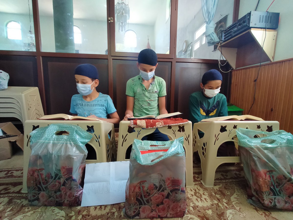 FcmuslimG's tweet photo. Vos précieux dons ont permis notamment à des enfants de recevoir un pack de cadeaux et du matériel nécessaire à l'apprentissage du Coran. Qu'Allah vous en récompense durant ce mois sacré. Tous les enfants de la mosquée et l'équipe du F.C Muslim vous remercient chaleureusement. https://t.co/R00H0D5oSv