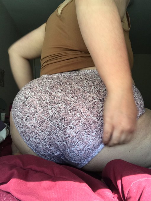 going live on chaturbate around 10pm est!!! gonna keep this in until then hehe <3 hope to see u soon