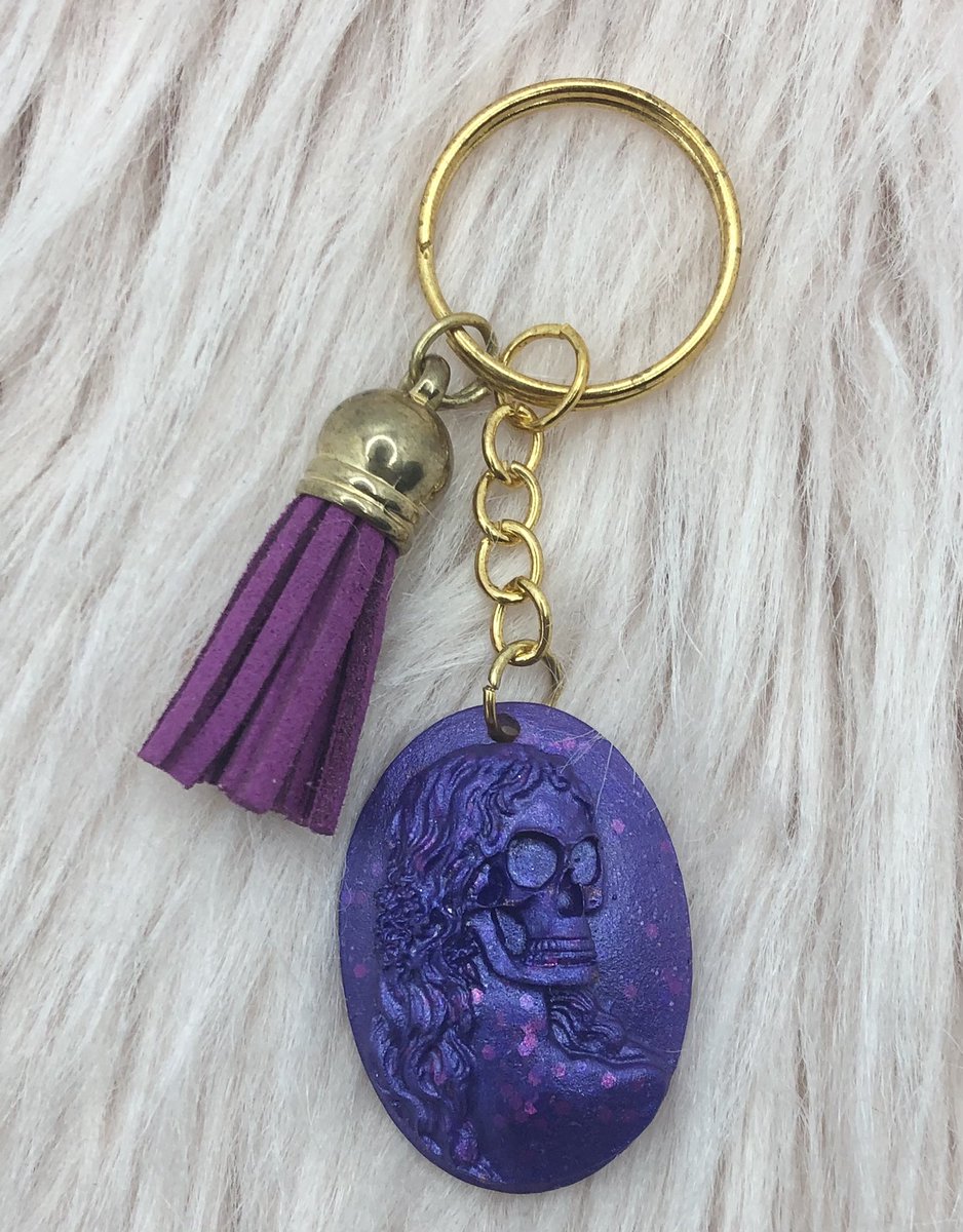 Strngrtruthart's tweet image. I just revamped this skull keychain to make it a bit more fancy  what do y’all think? 😈

Get 15% off too when you use the code “SPOOKY” 

strangertruthart.com/products/skull…
