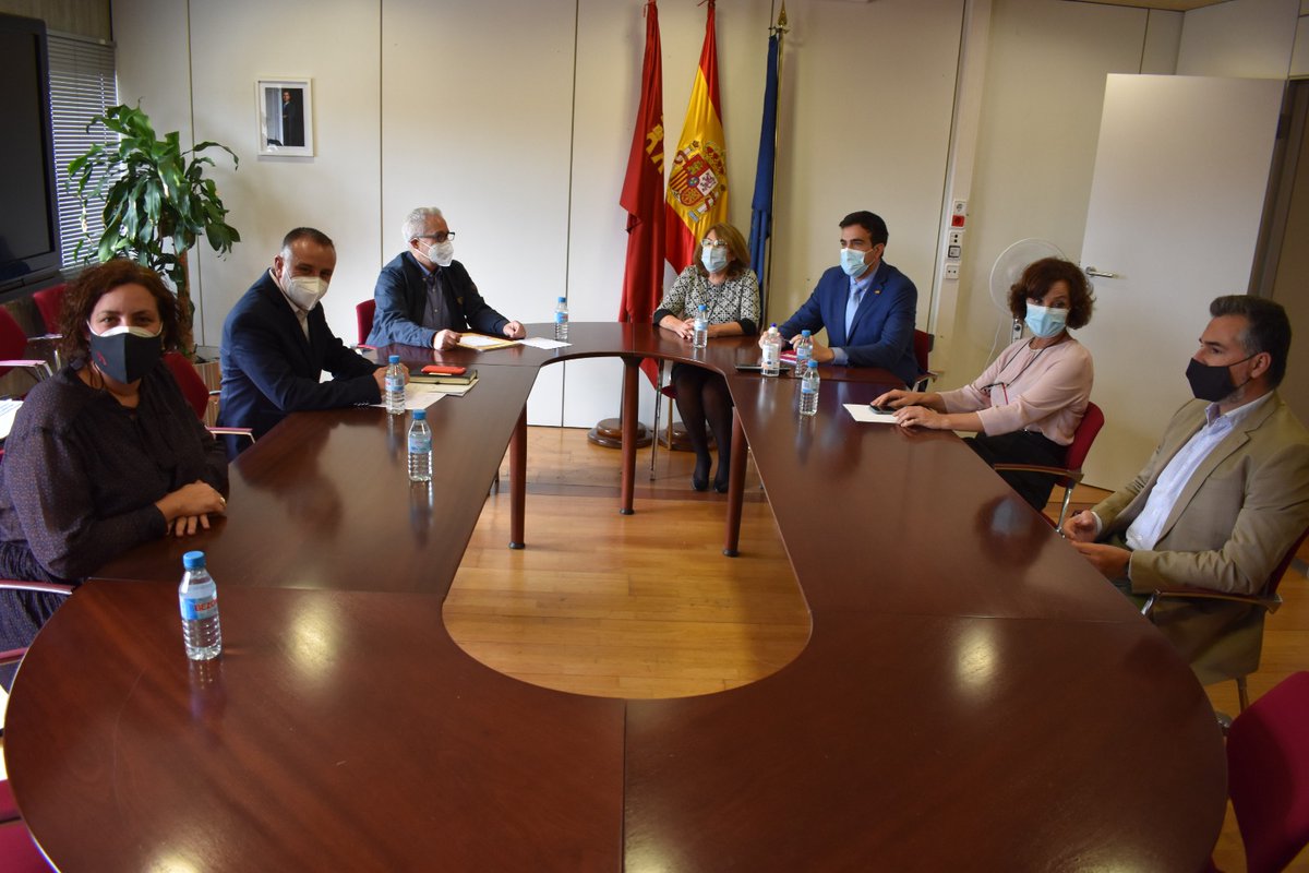 Seguimos manteniendo encuentros con la comunidad educativa. Hoy hablamos con las familias 👨‍👩‍👧‍👧

Representantes de FAPA de Murcia, Cartagena y Lorca.