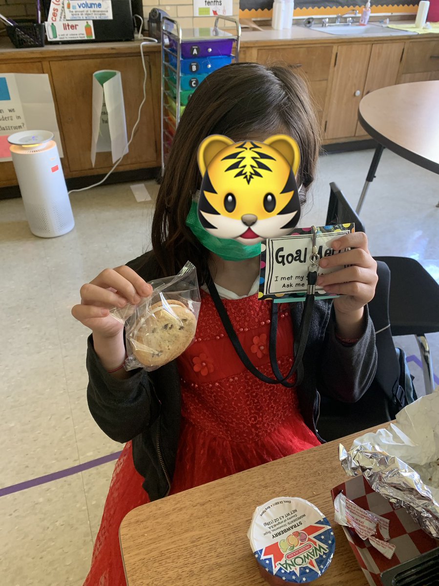 MrsBC221's tweet photo. Four of our friends met their end of the year reading goal yesterday, so today our class is celebrating them with cookies and lunch bunch! Our 4 leaders who met their WIG got to pick out their own special treat too. So proud of these @FrayserTigers! 💚🐯💚 https://t.co/FQKTpkd0Kq