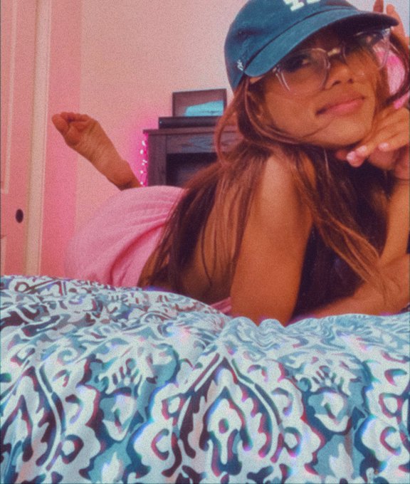 Give me love 💕 https://t.co/Mb9zF2GvVs