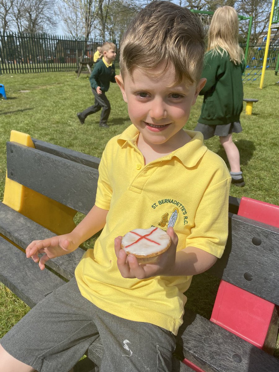 rquellinsclass's tweet photo. Year 1 loved learning about St George today and this afternoon we decorated our own biscuits to look like St George's flag! Yum! 🏴󠁧󠁢󠁥󠁮󠁧󠁿🏴󠁧󠁢󠁥󠁮󠁧󠁿🏴󠁧󠁢󠁥󠁮󠁧󠁿🏴󠁧󠁢󠁥󠁮󠁧󠁿 https://t.co/xZorZFgPTO