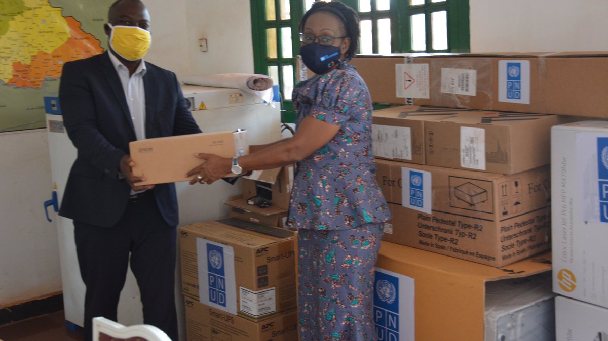 Remise au Min. de l'Environnement d'équipements informatiques dans le cadre de l'appui du #PNUD au Gouvernement🇨🇫 pour la révision des contributions déterminées au niveau national (CDN). Ce don a été rendu possible grâce au financement #ClimatePromise
bit.ly/3gyX3oV
