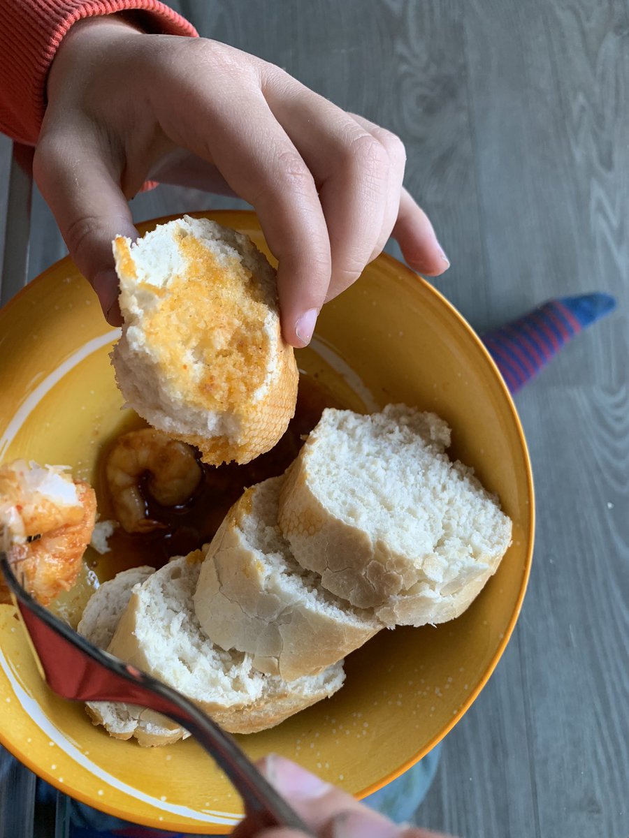 Sabrientje2's tweet photo. Als je een 8yo laat kiezen wat te eten. Knoflookgarnalen met stokbrood of gebakken ei met brood...
Dan kiest die van mij dus gewoon voor garnalen! 🦐
#thatsmyboy #alleseter https://t.co/E0s8tGpxPA