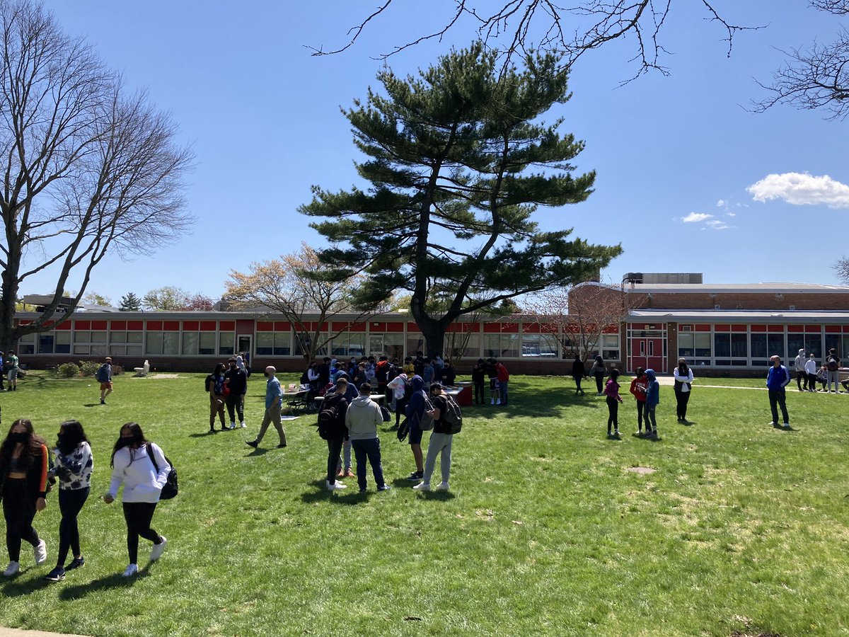 Ss enjoy outdoor and distanced Earth Day festivities! Special thanks to the <a href="/WheatleySchool/">The Wheatley School</a>’s Environmental Action Committee and their advisor Steve Finkelstein for creating this educational experience for all! 🌎 🌳 <a href="/EastWillistonSD/">East Williston UFSD</a>