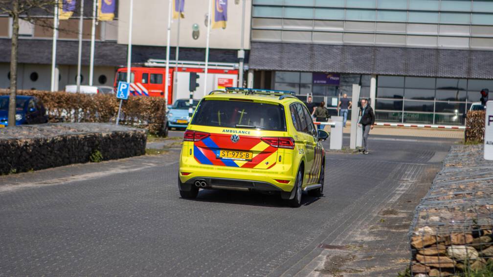 Drie gewonden bij steekpartij in jeugdgevangenis Lelystad. . In de justitiële jeugdinrichting in Lelystad zijn drie mensen gewond geraakt bij een steekincident.