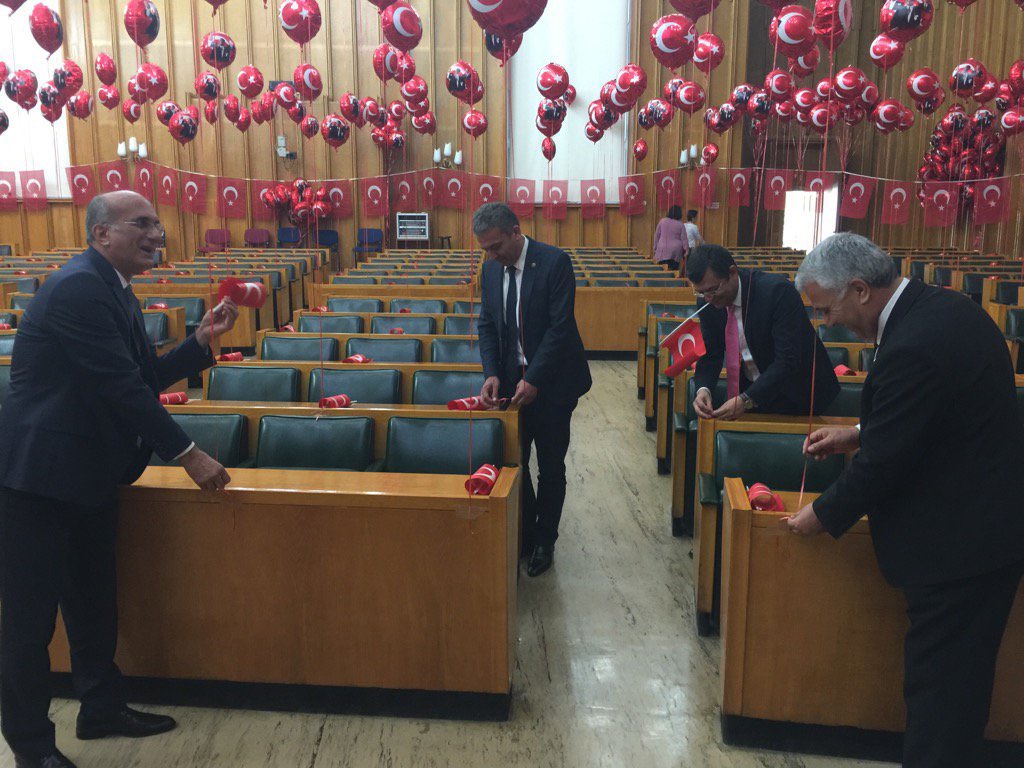 Salgın gölgesinde gecen ikinci #23NisanUlusalEgemenlikveCocukBayramı’zı kutluyorum. İnancımız tam; Ulusumuz bir sonraki 23 Nisan’ı, Cumhuriyet Halk Partisi iktidarında 1920’nin heyecan ve coşkusu ile  TBMM’nın ev sahipliğinde kutlayacak.
<a href="/AvTufanKose/">Tufan Köse</a> <a href="/eczozgurozel/">Özgür Özel</a> <a href="/TekinBingolCHP/">Tekin BİNGÖL</a>