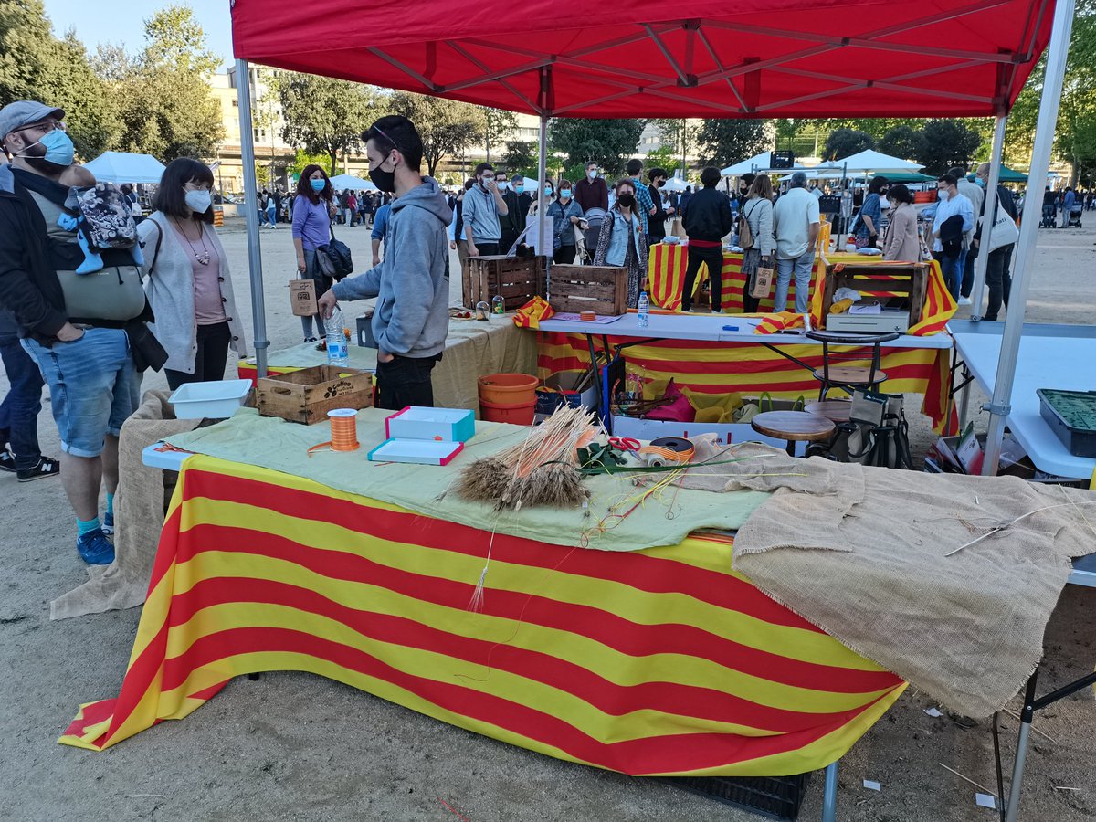 Cati_Girona's tweet photo. 🔴 Exhaurides les roses a les parades de l'esplanada de la Copa de Girona.

➡️ Continua la cua en els accessos al recinte, amb molta gent a les parades de llibres.
#SantJordiCR

📻 https://t.co/WmumppAelB https://t.co/zboywSPRyC