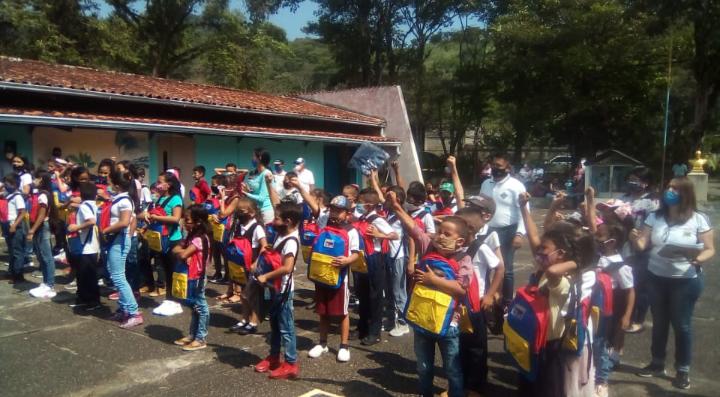 Gracias a la Jefa de @ZonaEducTachira <a href="/charlychaves/">Charly Rojas Chaves</a> se hizo entrega de morrales con útiles escolares y calzado a estudiantes de las escuelas rurales del Mcpo. Córdoba #Táchira @psuvaristobulo @MPPEDUCACION <a href="/DGCE_MPPE/">D.G. Comunidades Educativas 🇻🇪</a>