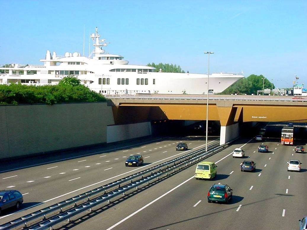 над проходящий дорогой