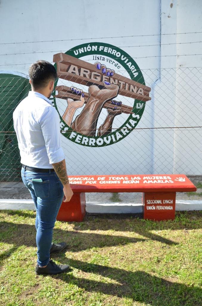 SLucianoSasia's tweet photo. Inauguramos el primer banco rojo ubicado en la estación Coronel Lynch de la línea Urquiza en homenaje a las víctimas de violencia de género 💜 https://t.co/VmWVe70VEZ