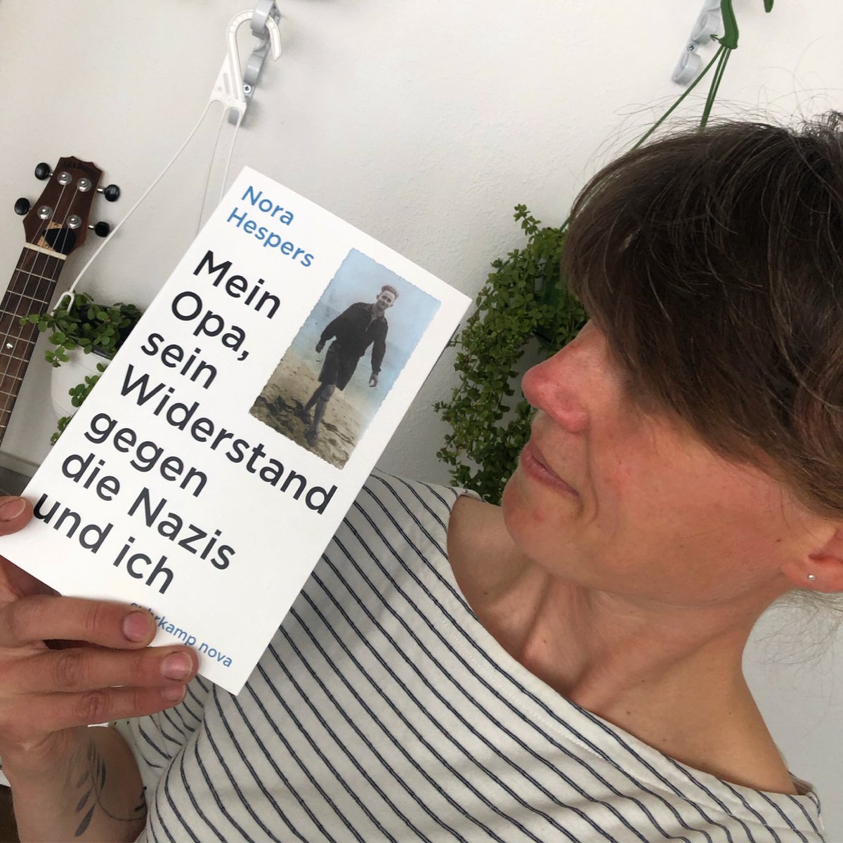 Am #WelttagdesBuches darf ich es endlich in meinen Händen halten. Das Buch über meinen Opa, die schwierige Beziehung zu meinem Vater - seinem Sohn - und mich. Oder uns. Im Hier und Jetzt. Mein ganzes Herz steckt darin. In zwei Wochen erscheint es offiziell. Uff.