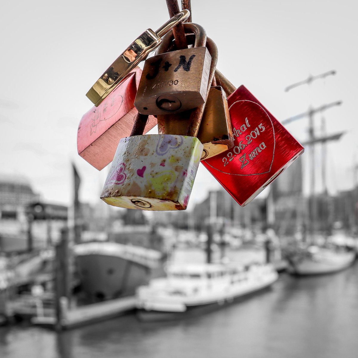 Re-edit [ Locked Hearts ] for @Clr_Collective #colour_collective with #Calamine
#selectivecolor #hamburg #monochrome #fineartphotography #blackandwhitephotography #coloursplash #bnwsplash #bnwphotography #streetphotography #cityscape #architecture #streetphoto #urbanexplorers