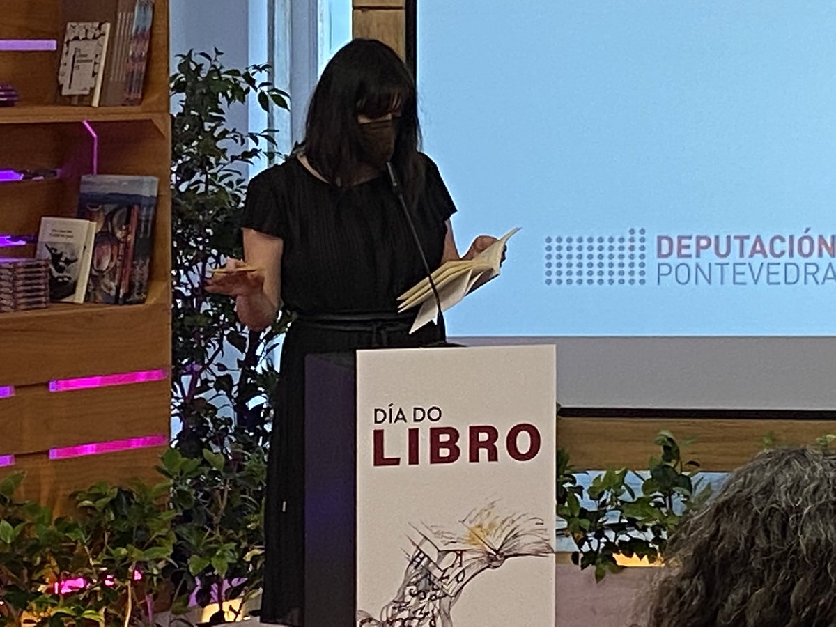 depo_es's tweet photo. As escritoras e escritores len emocionadxs as súas creacións nesta primeira escolma de textos xurdidos na @escoladeletras, pola que pasaron por agora 90 alumnos/as. As prazas para a nova convocatoria xa están esgotadas. https://t.co/U3LY1me0iJ