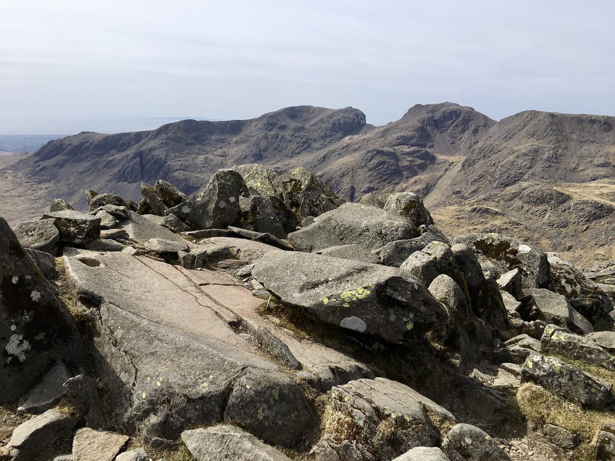 An empty Bow Fell today.... only ever had that summit to myself once before. The solitude was short lived though as a few folk arrived as I was finishing my brew off 😁 Very sociable they were too 👍🏻  #bowfell #LakeDistrict #lakedistrictnp