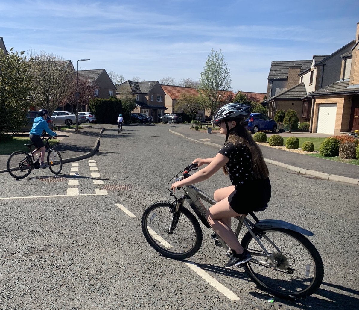 P7s ready to be quizzed on road priority. Great progress throughout their #BikeabilityScotland Thanks <a href="/ELOutdoorEd/">ELothianOutdoorLearn</a>