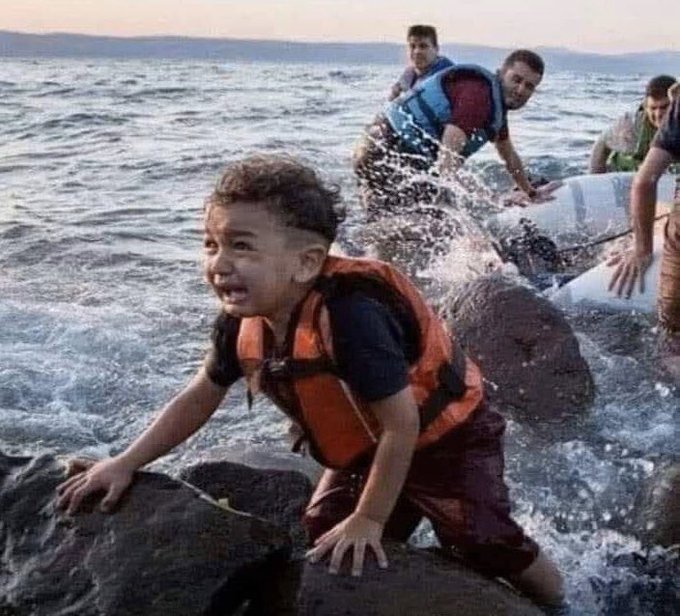 Çocukluğunu yaşayamayan binlerce çocuk..
Çocuk olmayı unutan binlerce çocuk..
Sahi onların kaybettiği çocukluklarının telafisini yapabilecek misiniz??

GüzelGünler GöreceğizÇocuklar