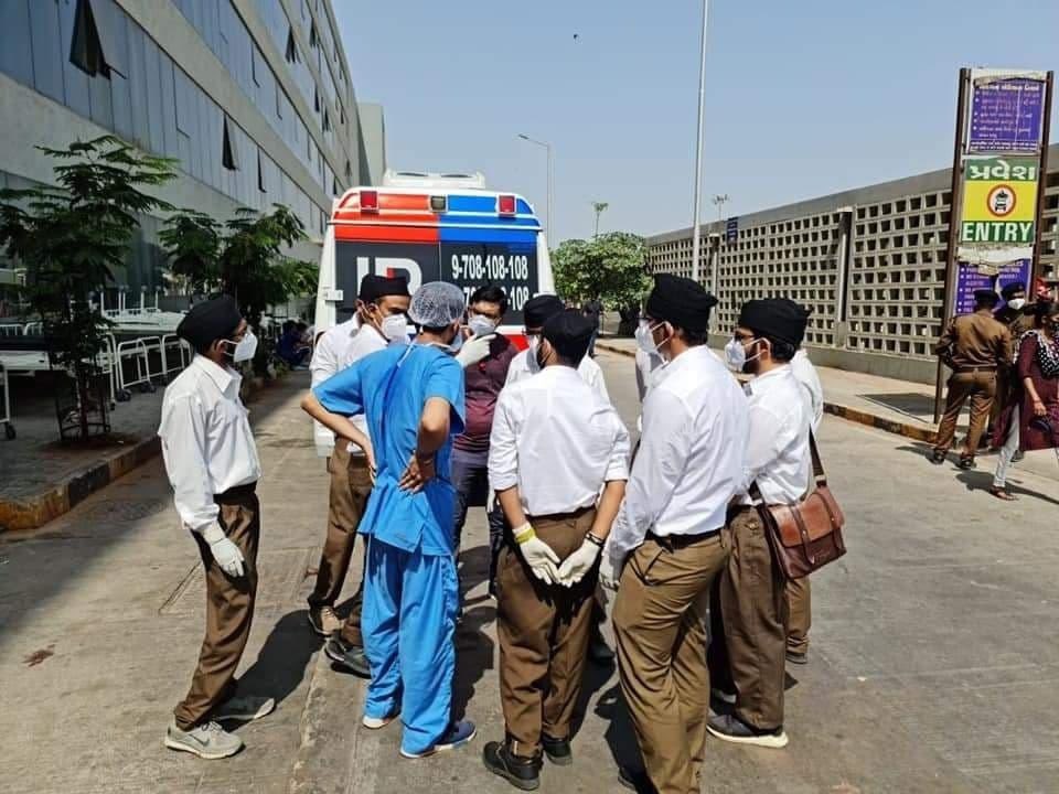 jaankiii_'s tweet photo. 180 RSS volunteers have replaced paramedical staff for performing non-medical works outside Amdavad civil hospital. They’ll look after registration, discharge &amp; shifting of patients to other places!🙏🏻
Massive respect!👏🏻👏🏻 
Source-Our Ahmedabad
@friendsofrss @RSSorg https://t.co/MHZh0qTgTC