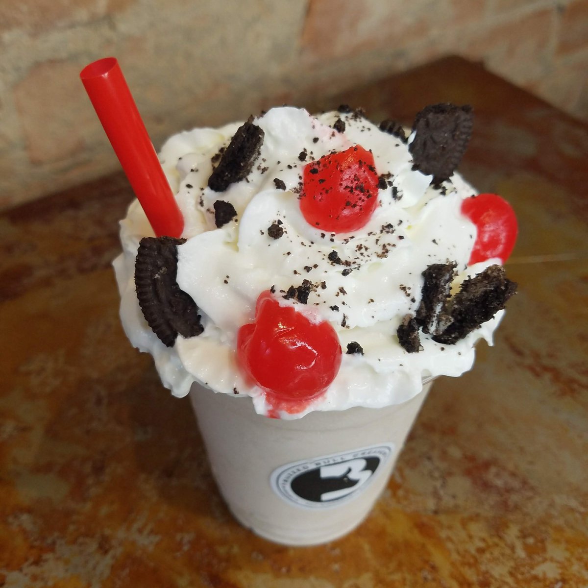 Fridays taste a little sweeter with our milkshake in hand. 😎

#keepthebuzzgoing #thebuzzedbulldifference #nobullaboutit #familyowned #locallyoperated #thingstodo #weekendvibes