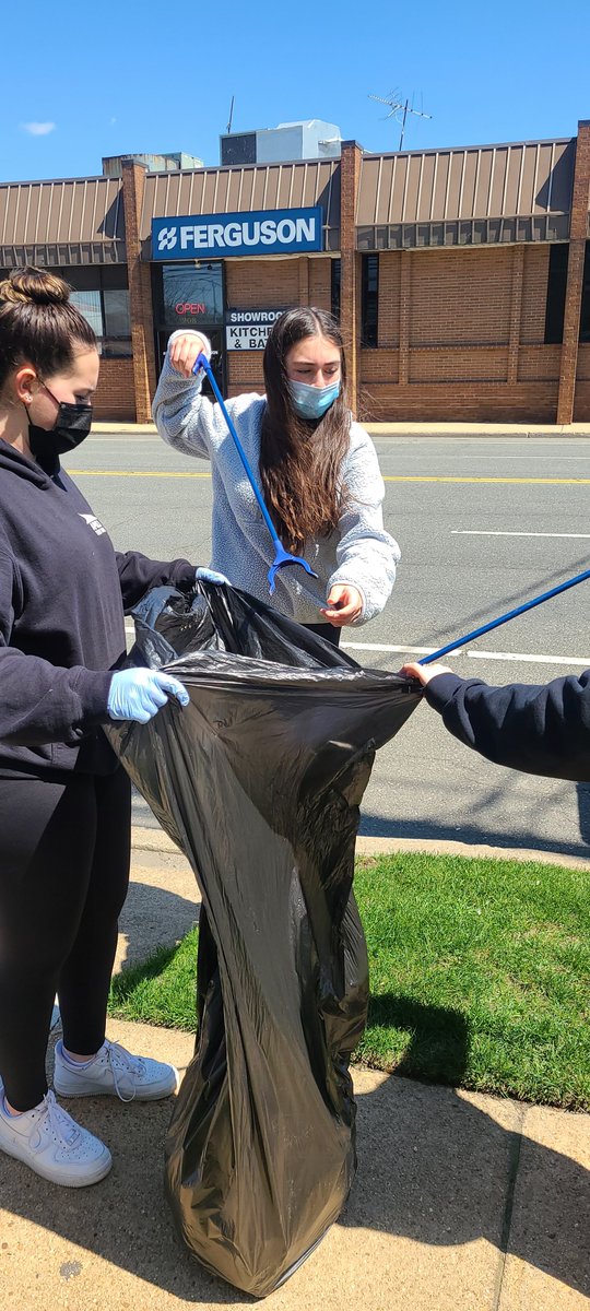 A casual Earth Day cleanup turned into a real life problem solving experience!  A cell phone fell in the drain!! 😬So proud of this problem solving group and the teamwork they used!!!😀🏆🥇📱♻️  #teamwork #mineolaproud #mineolahs