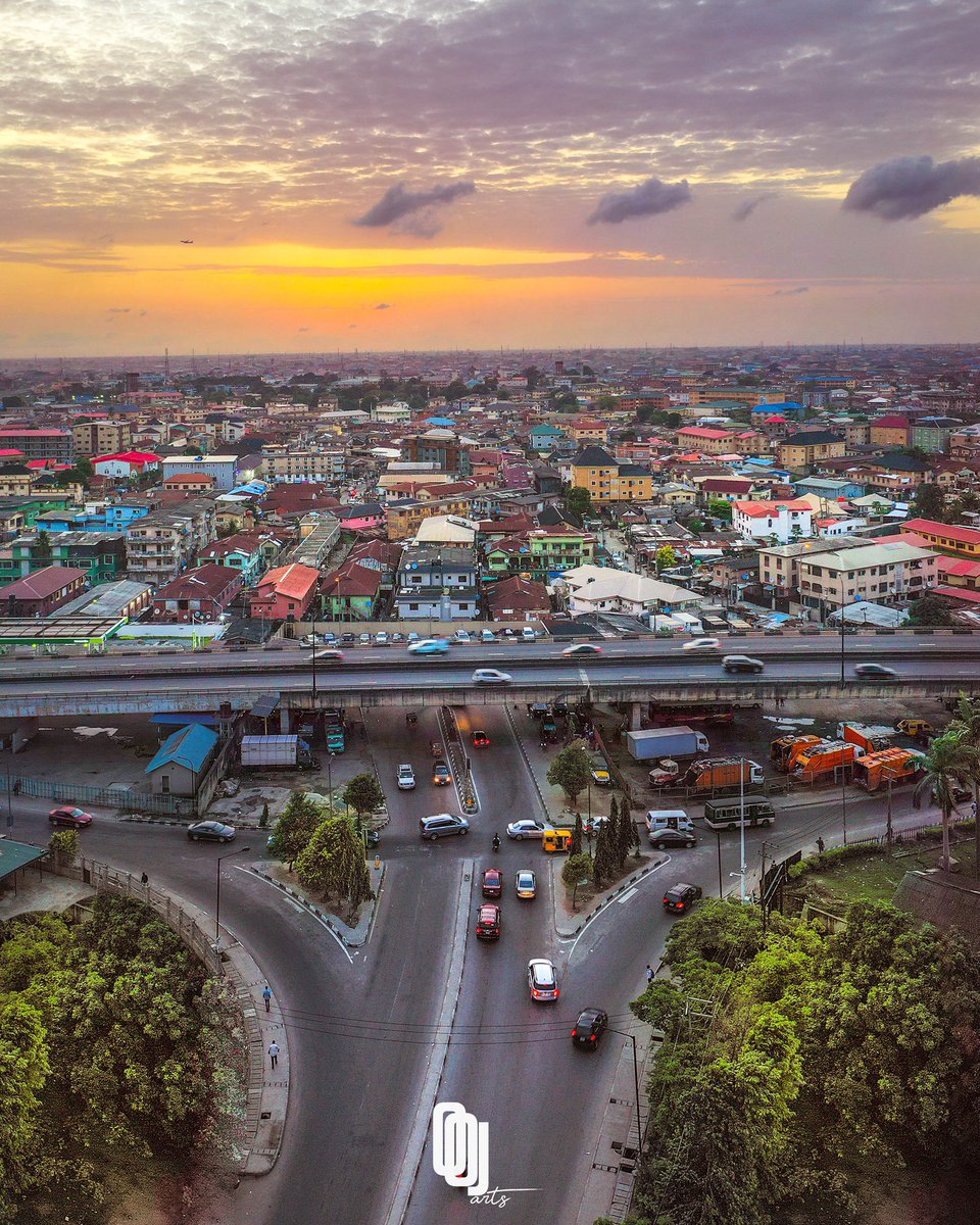 OOJarts's tweet photo. Now the sun is sinking ☀️ 
In the golden west;
Birds and bees, children and the working class,
All heading to rest;
And the merry streamlet, 🌅 
With a voice of sweetness 
Sings its evening song. 

.

—————————————————>
📌  Bayo Shodipo Rd x Empire Rd
.
#TGIF
#artwork #cityscape https://t.co/NbaUKKN2Yh