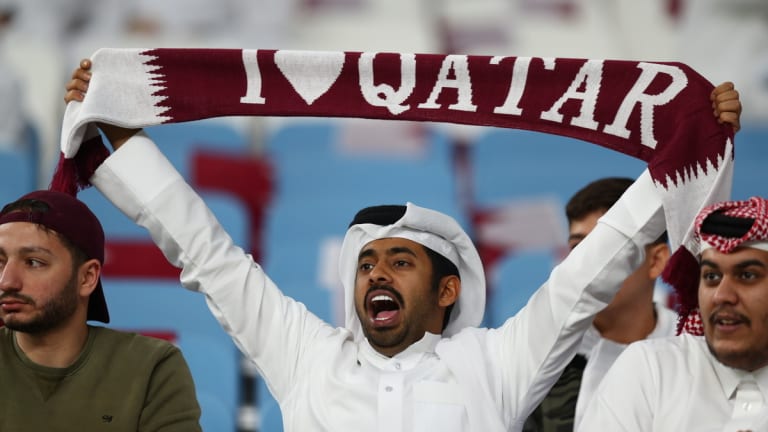 сборная арабских эмиратов по футболу. араб с кубком. кубок эмира катара. кубок арабских наций 2021. кубок арабских эмиратов.