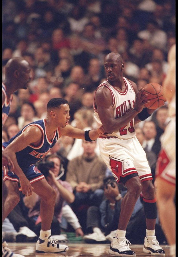 Giannis34SZN's tweet photo. MJ's defenders:            Lebron's defenders: https://t.co/jZCelxWHjn
