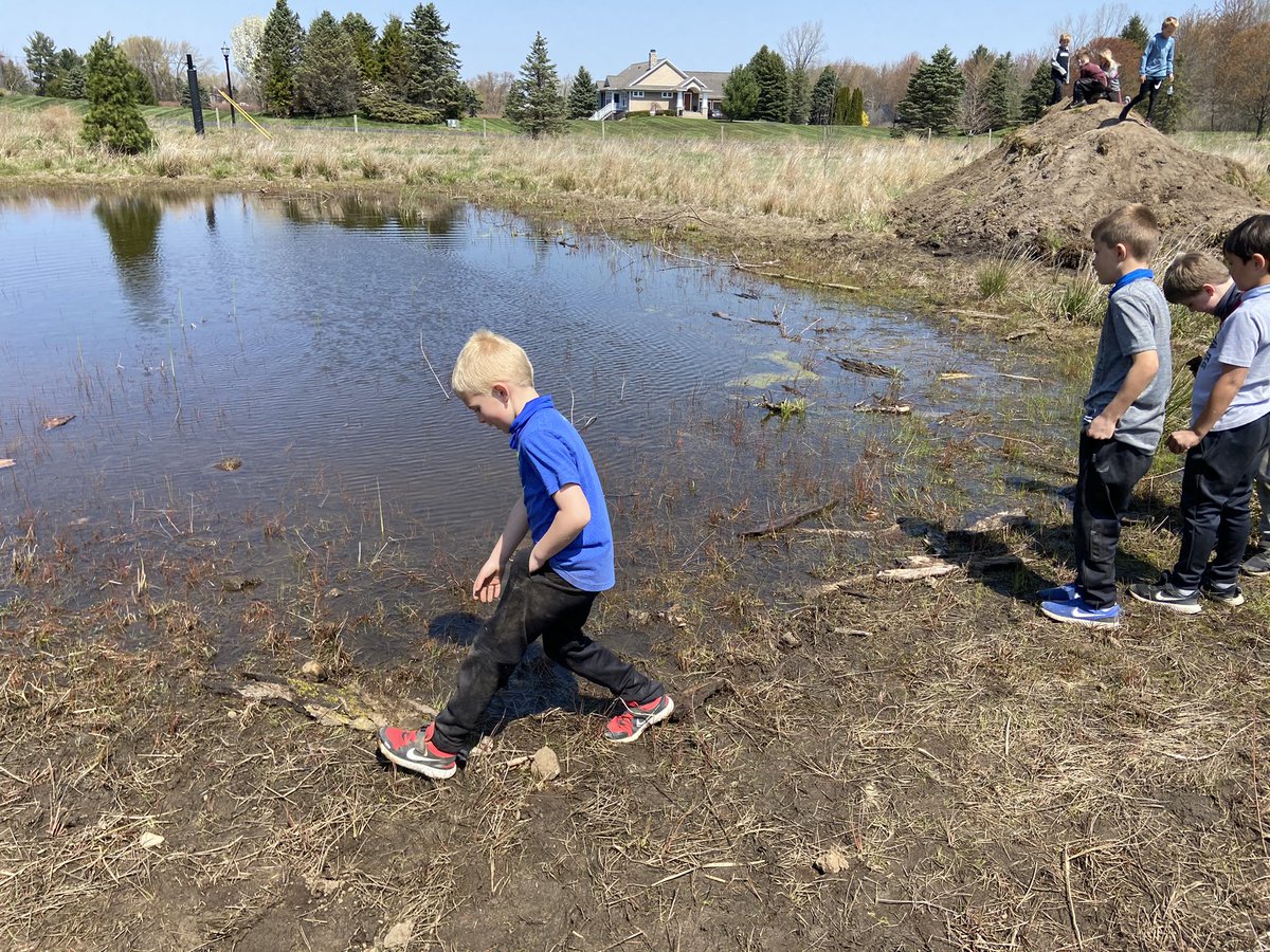 Sheiladokter's tweet photo. A great day to be outside! #Mud #Frogcatching #FirstGrade #HCmaroons #OutdoorDiscoveryCenter https://t.co/UpxfFuTS80