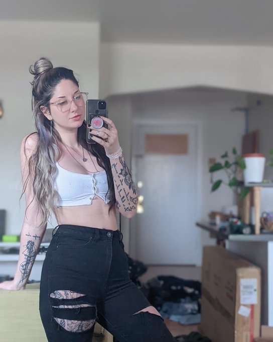 be my cheerleader while I unpack ✨ https://t.co/WtUq6XBAAS