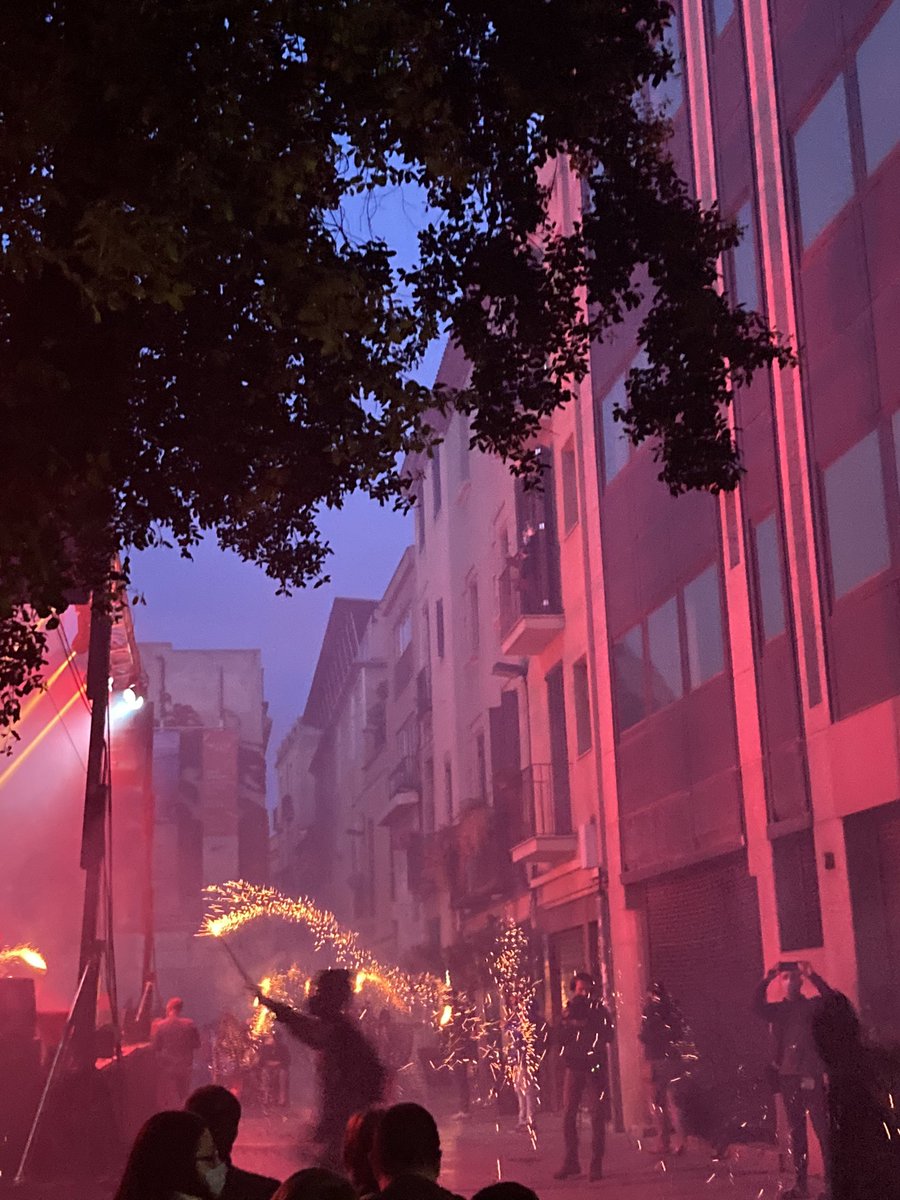 OriolRV's tweet photo. Com enyorava aquesta olor de pólvora😍
Visca el Sant Jordi de Mataró! Visca la Fogonada💥! https://t.co/7DGV3VtHwO