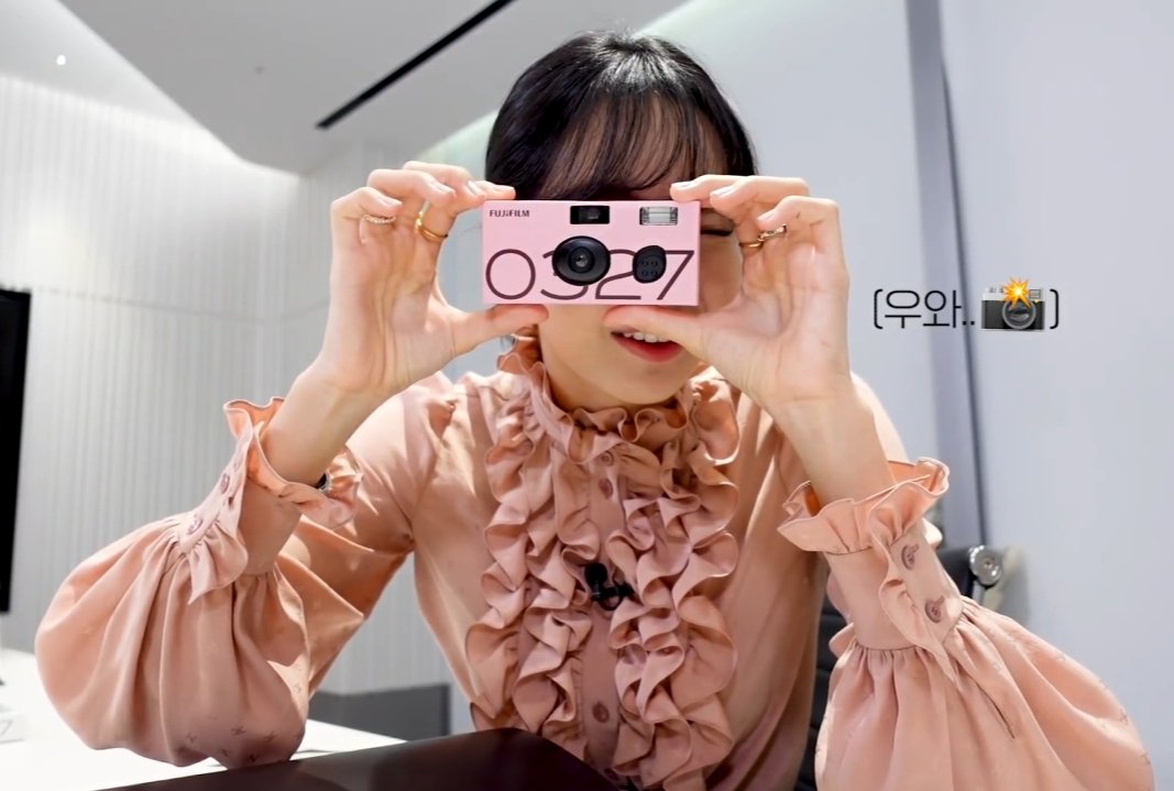 cresmiv's tweet photo. okay wait a second lemme fix my hairrr...😗✌️
#LISA #Rosé #BLACKPINK
#Gone #Photobooklisa #Photocamera #BLACKPINKFourthBillion https://t.co/dNsXnX4FIk