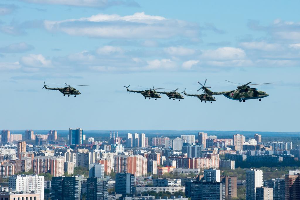 вертолеты над москвой сегодня. вертолеты над москвой сейчас. вертолет ми8 над городом. военные вертолеты над москвой 2022. вертолеты над москвой сегодня.