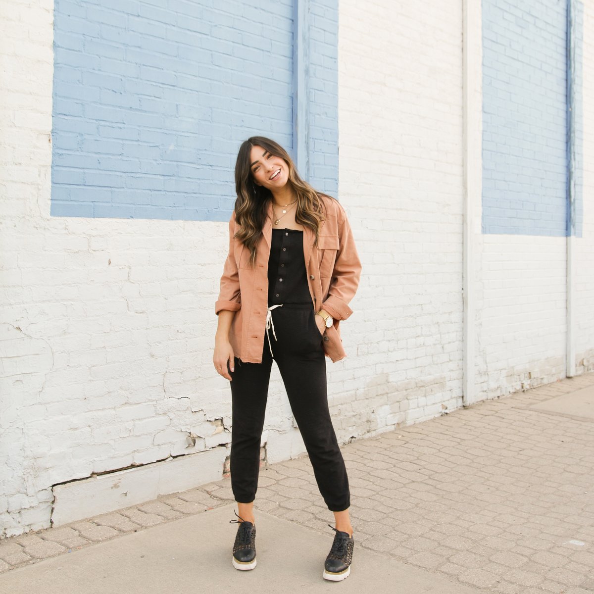 I am LOVING the warmer weather but I find in the morning I still need a light jacket to stay warm, Holly Horvath from Teach Me Style is sharing how to style a Spring jacket 5 different ways! I love outfit number 4! 🌷jillianharris.com/how-to-style-a…
