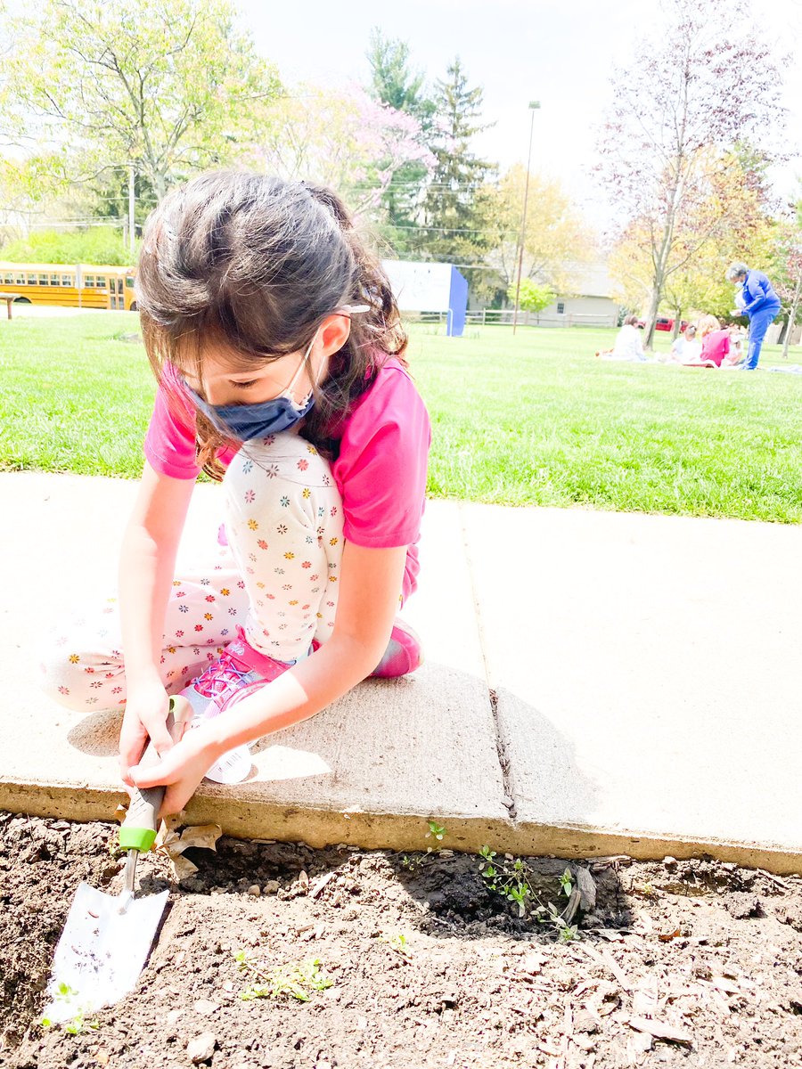 meggmoldsminds's tweet photo. We’re DIGGING into language arts &amp; science! We painted rocks &amp; planted a garden at school to make our school community more beautiful! #FirstGrade #EarthDay #ProjectBasedLearning #ItsWorthIt https://t.co/FzZ1Pwpm0t