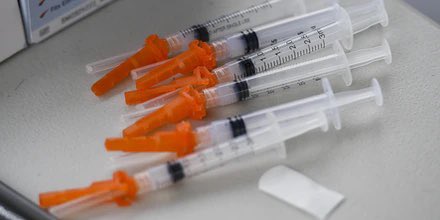 📍Big pharma is ramping up political fight over generic #COVID19 vaccines. Newly filed disclosures show &gt;100 lobbyists hired to oppose a temporary waiver on intellectual property rights by the WTO that would allow generic vaccines to be produced globally.
theintercept.com/2021/04/23/cov…