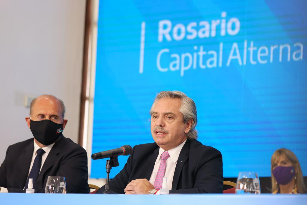 CapitalesAR's tweet photo. El Presidente @alferdez anunció hoy en Rosario inversiones por más de $76.000 millones para la provincia de Santa Fe en una nueva reunión del Gabinete Federal junto a @omarperotti.

“Para nosotros resolver la vida de los argentinos es darle igualdad de oportunidades a todos”. https://t.co/39mR87qL9t
