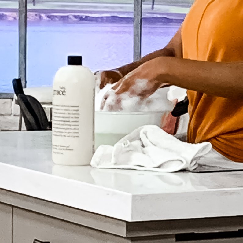 VanessaHerring's tweet photo. I can’t believe this is the end of my third week at the Q 😲 and I got to do something I always wanted to do - make bubbles 😂 I had a lot of fun during this morning’s training session, in case you can’t tell from the pictures 🙌🏾 lol #loveqvc #lovemyqvcjob @QVC https://t.co/R8QoJt68HC