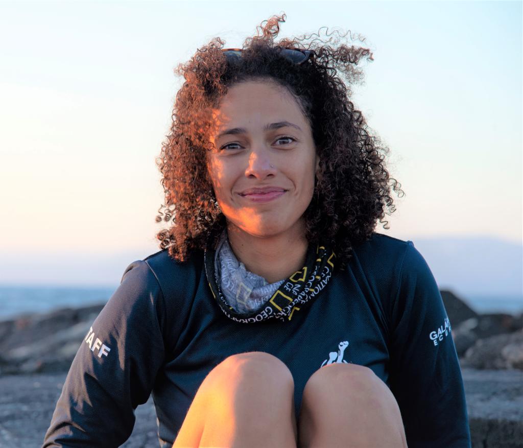 Hola! I’m  @bugsalome, marine ecologist  @DarwinFound, and Nat Geo Explorer. I’m taking over  @insidenatgeo to share about the wonders of the ocean and the people that keep inspiring & motivating me to pursue a career in marine sciences  #BlackInMarineScience