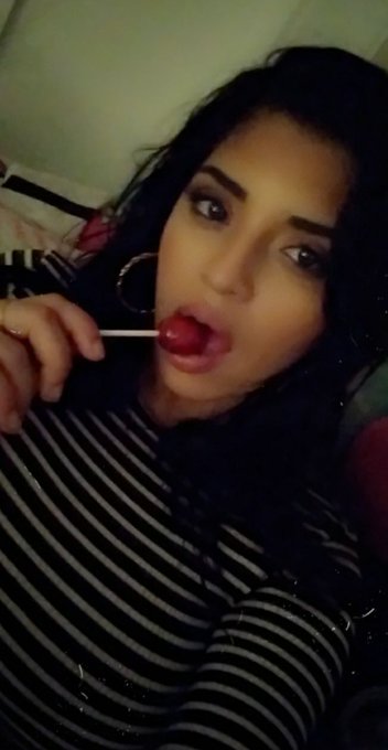 Feeling like I wanna be licked like this lollypop💦💦😋🍭🍭 https://t.co/tMzRjQD7Gz