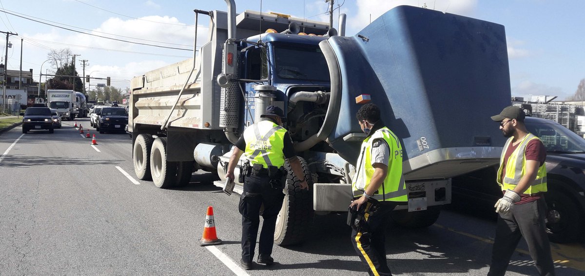 CityofSurrey's tweet photo. Surrey Bylaw Enforcement, @SurreyRCMP @BurnabyRCMP @DPDTraffic @NewWestPD were out in #SurreyBC conducting inspections on commercial vehicles #LMDCVE to keep our roads safe.
By the numbers:
23 vehicles were taken Out of Service
40 violation tickets
101 defects were found https://t.co/H9b495YqTU