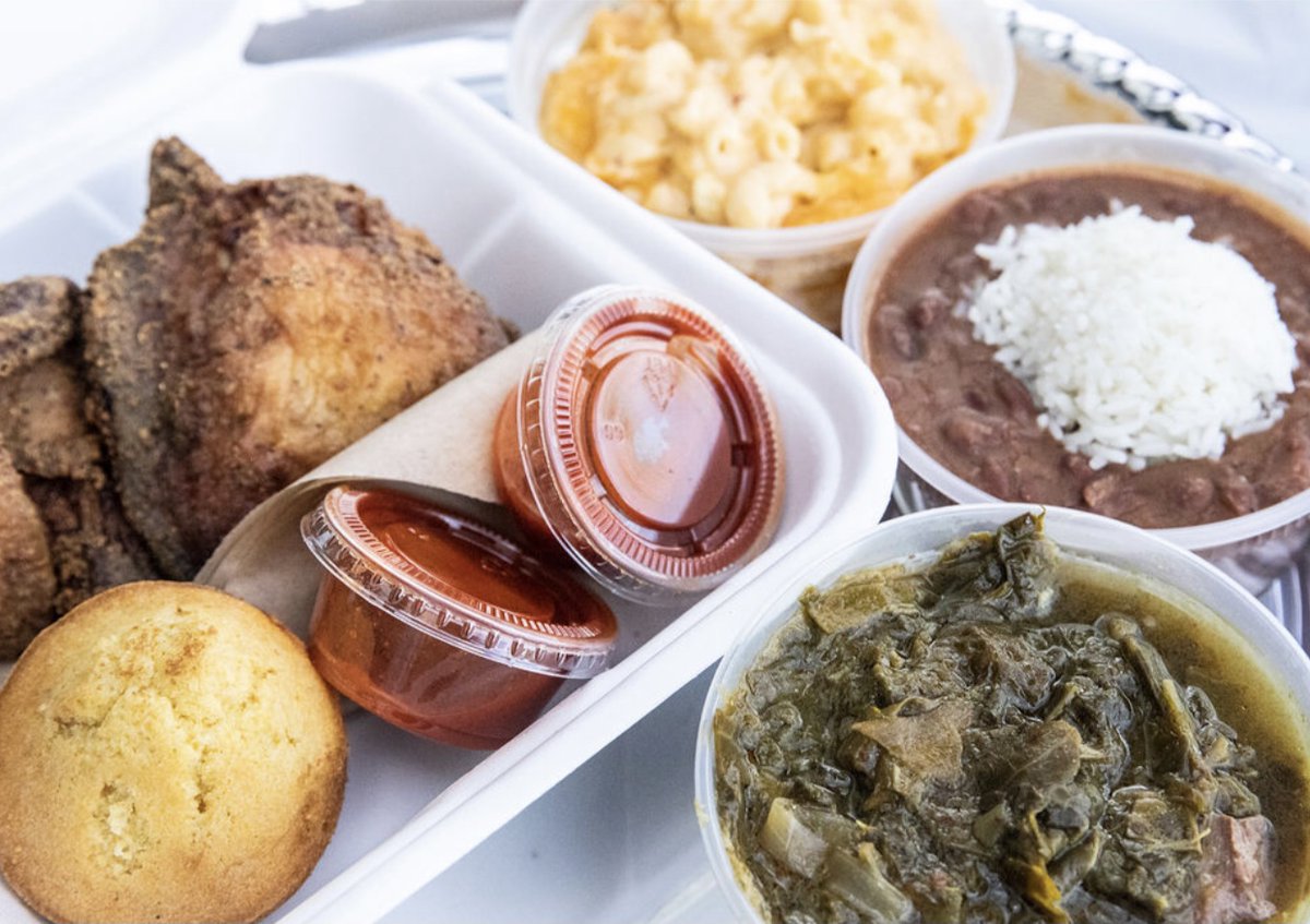 Sharonscreolek1's tweet photo. It’s a classic 🤷🏾♀️ #eatgood #friedchickendinner #dinnertime #perfecttrio #murrieta #dinner #soulfood #southernclassic #redbeans #collardgreens #eatveggies #macandcheese #naishotthat https://t.co/BDv6AphFhr