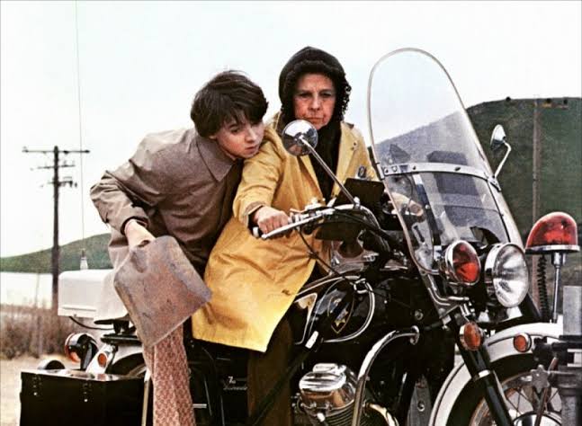 andre_barcinski's tweet photo. Não aguenta filmes do Oscar? Então veja "Ensina-me a Viver" (1971), de Hal Ashby. Uma história ousada, divertida e surpreendente. Tá no @PrimeVideoBR. https://t.co/KgtcRduoRU