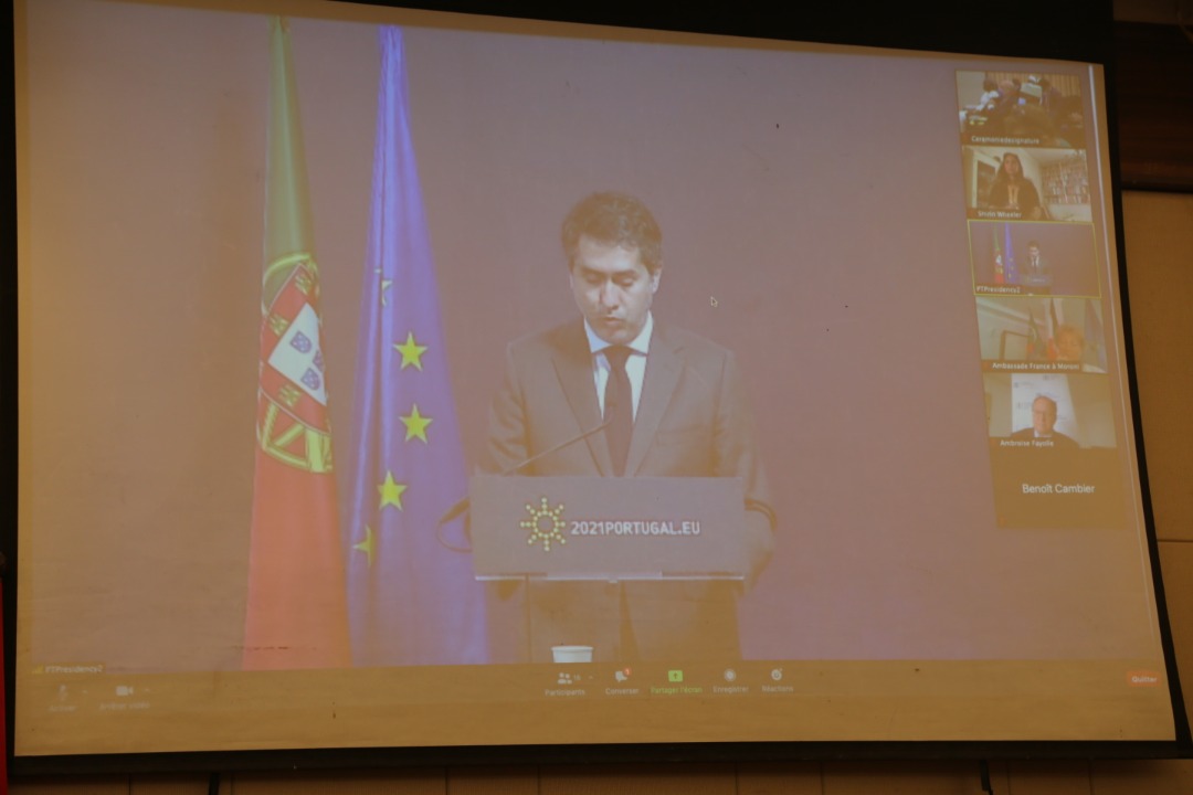 1/3 En compagnie de la Ministre de l'Énergie, j'ai signé ac S.E.M l'Ambassadeur de <a href="/UEenguinee/">Délégation de l'Union européenne en Guinée</a>, un accord de financement pr la mise en œuvre du projet de ligne de transport électrique à double terne 225 kv Fomi-Kouroussa-Dabola-Linsan ds le cadre de l'interconnexion #Guinée-Mali