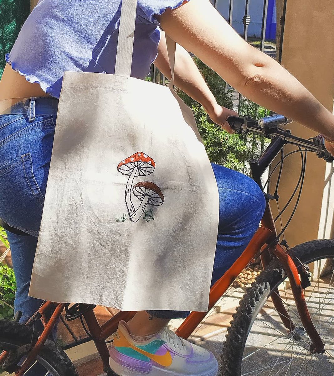 11bren11's tweet photo. holi quería recordarles que estoy haciendo bolsas y Mochis de lienzo bordadas a mano. Pueden encontrar toda la info en el ig @ bubabolsas y si me dan rt me ayuda muchi 🥺 https://t.co/DeKi6Jz9XC