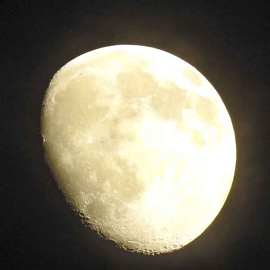 Look at this picture my mum just took of the moon 🌝 

You can see the craters and everything!